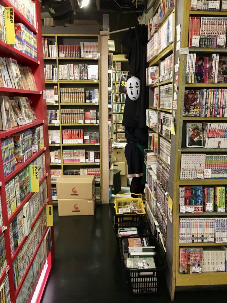 Japanilaisen mangakaupan kirjahyllyjä