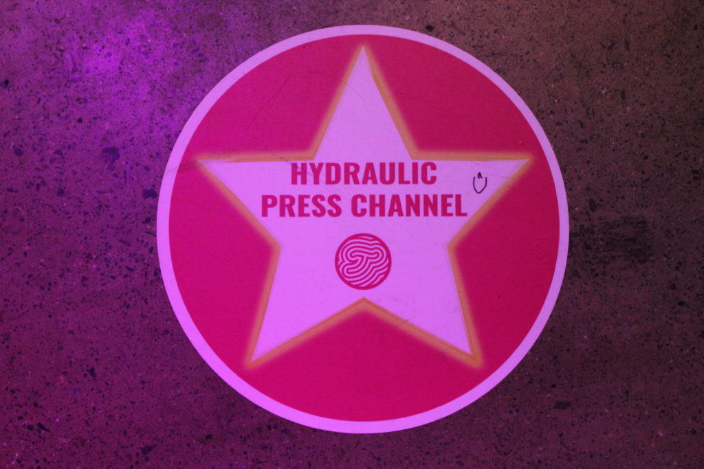 Hydraulic Press Channelin tähti Walk of Famella.