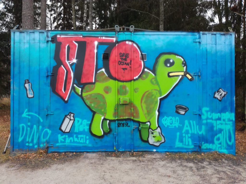 Graffititeos: kilpikonna kontin seinässä.