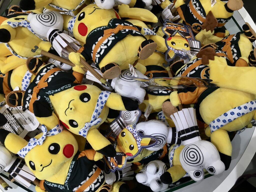 Lähikuva Pikachu-pehmolelukasasta.